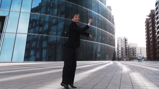 Бизнесмен прыгает от радости — стоковое видео