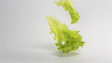 Marul beyaz gri yüzeye düşüyor