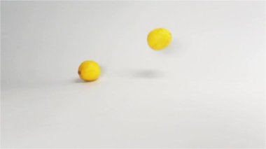 Beyaz yüzeye düşme taze sarı limon