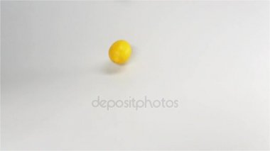 Beyaz yüzeye düşme taze sarı limon