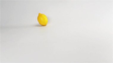 Beyaz yüzeye düşme taze sarı limon