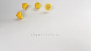 Birkaç limon yarısı lobules masada düşen limon