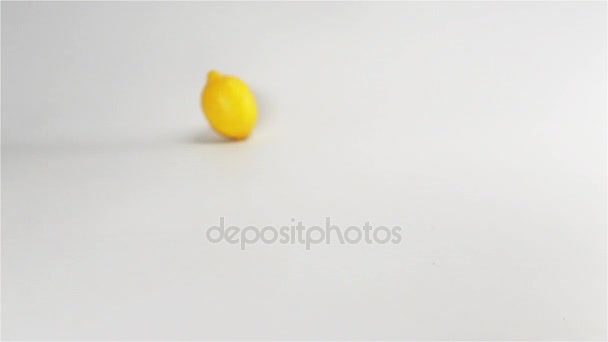 Citrons jaunes frais tombant sur la surface blanche 