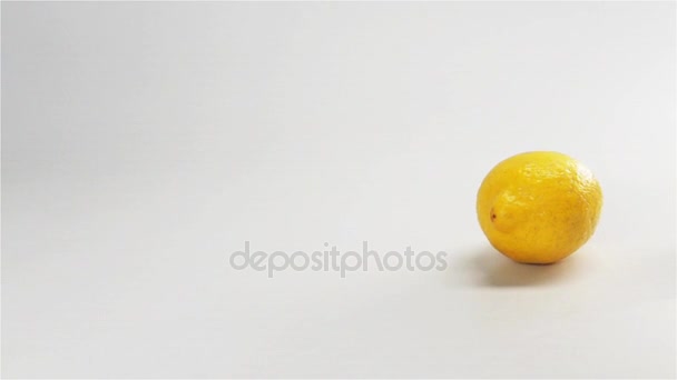 Několik citronů padají na bílém mokrém povrchu — Stock video