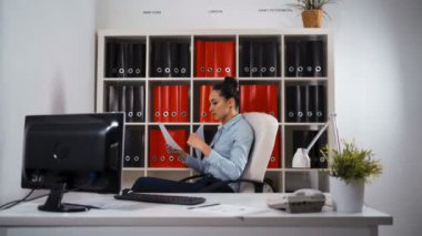 Belge portresiyle çalışan iş kadını