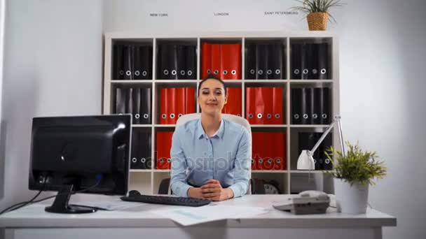 Femme d'affaires au bureau portrait souriant — Video