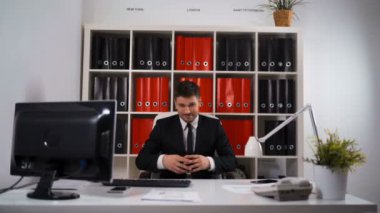 Ofiste genç mutlu işadamı portresi