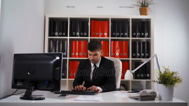 Uomo d'affari che lavora con il pc da tavolo in ufficio — Video Stock