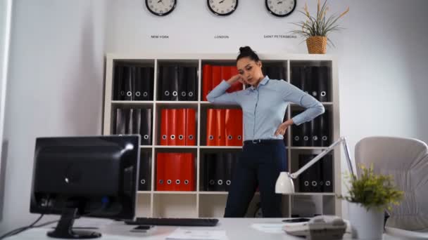 Jolie femme créer de nouvelles idées au bureau — Video