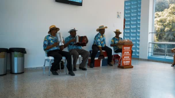 Lokale muzikale band spelen op de traditionele nationale instrumenten. — Stockvideo