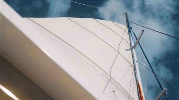 Catamarã de barco navega no mar do Caribe com céu azul limpo — Vídeo de Stock