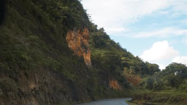 Uitzicht vanaf de auto rijden door de asfaltweg in Puerto Plata, Dominicaanse Republiek. — Stockvideo