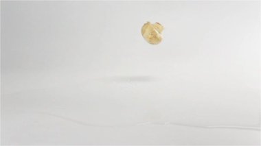 Beyaz ıslak yüzeyde düşen mantar