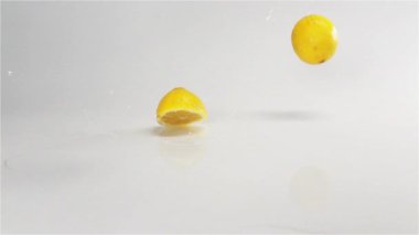 Beyaz ıslak yüzeyde limon düşmek