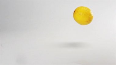 Beyaz ıslak yüzeyde limon düşmek