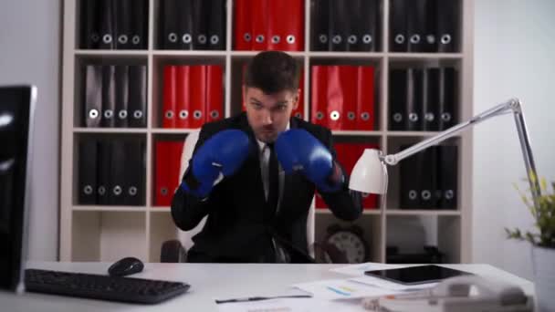 Homme d'affaires portant des gants de boxe au bureau — Video