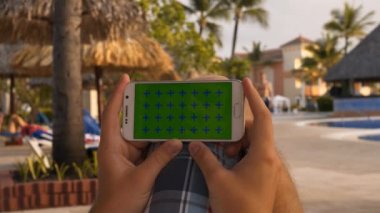 Yüzme Havuzu cep telefonu kullanan adam.