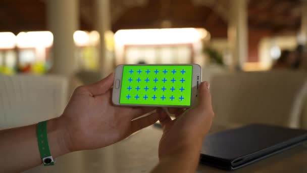 Uomo mano tenuta verde schermo cellulare orizzontale — Video Stock