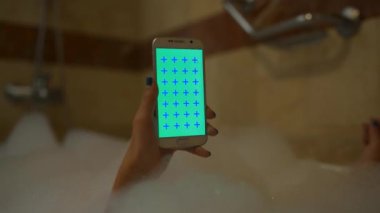 Kız köpük banyosunda dikey cep telefonu kullanmak
