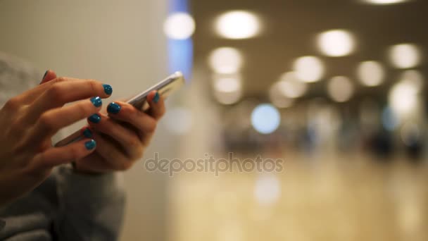 As mãos de mulheres trabalham com o telefone celular no aeroporto — Vídeo de Stock