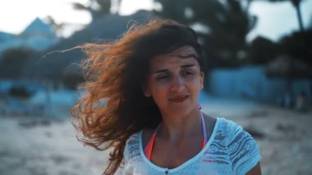 Jeune femme brune séduisante souriant à la caméra et rire — Video