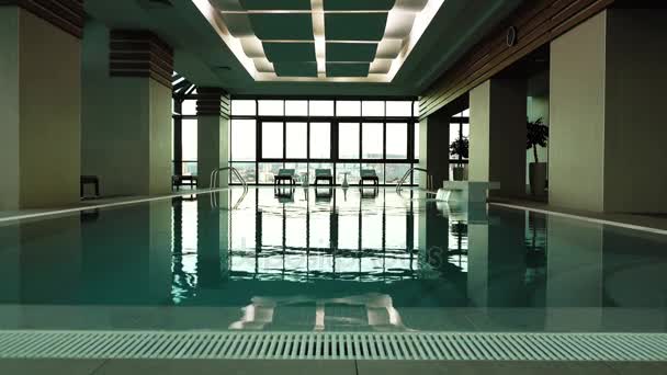 Vide La Piscine Intérieure De Lhôtel De Luxe Vidéo