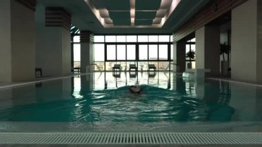 Brownhair kadın waterpool içinde Yüzme