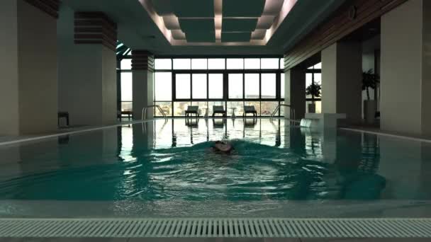 Каштановые волосы женщина плавает в бассейне — стоковое видео