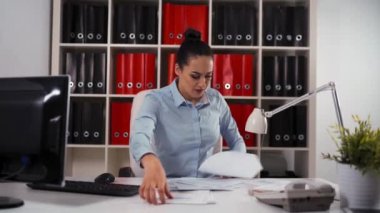 Korku ve dehşet ifade ile iş kadını. İş vakti. Çabuk yukarı kavramı.