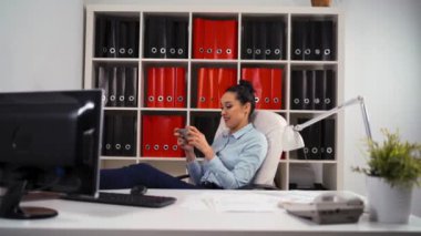 Genç işkadını office, eser üzerinde oyun oynama