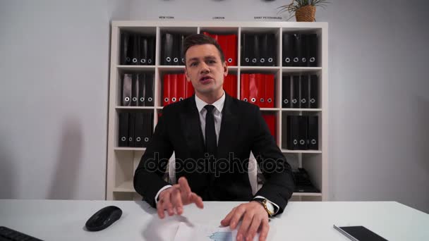 Businessman listening to you and precise Tu pregunta por teléfono móvil — Vídeos de Stock