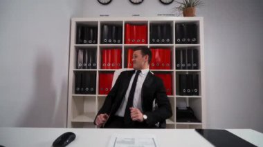 Yakışıklı işadamı office koltukta, dans komik