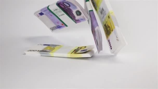 Pochi pacchetti di denaro Euro che cadono sulla superficie bianca — Video Stock