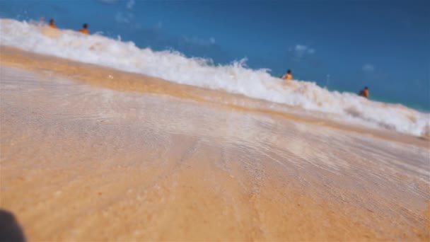 Wellen bedecken tropischen Strand in der Dominikanischen Republik. — Stockvideo