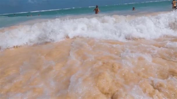 Wellen bedecken tropischen Strand in der Dominikanischen Republik. — Stockvideo