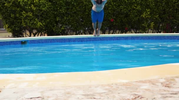 Hombre saltando a la piscina de agua en hotel isla tropical — Vídeos de Stock