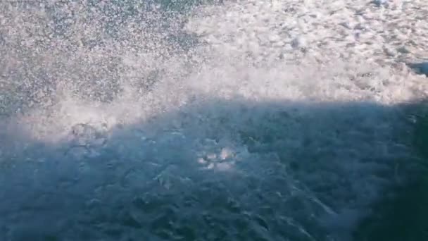 Ozeanschaum Wasserdurchfluss Sprühen und Spritzen. — Stockvideo