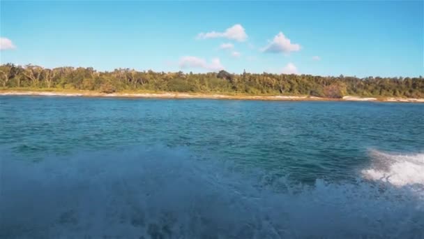 Oceanen skum vatten flöde spray och splash. — Stockvideo