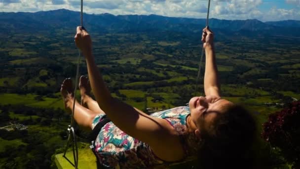 Mujer en un columpio y cielo azul azur con la montaña — Vídeo de stock