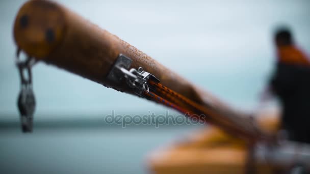 Båt masten med rep och tunnband. — Stockvideo