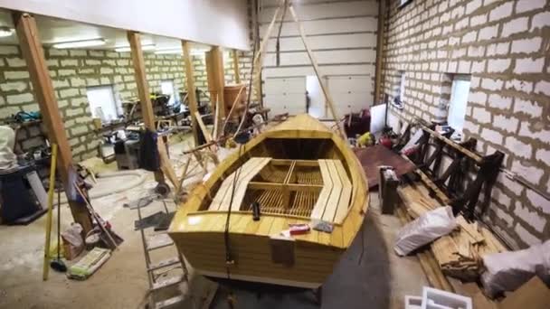 Houten zeilboot binnen workshop — Stockvideo