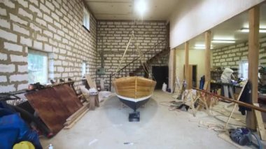 Atölye içinde ahşap tekne