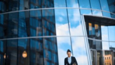 Yakışıklı işkadını businesscenter yürüme ile geçersiz iş adamı.