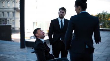 İş adamları ve sakatlar tekerlekli sandalyede geçersiz konuşma hakkına sahiptir