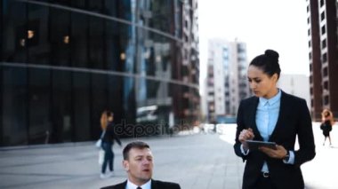 Tekerlekli sandalyede kötürüm patron Enrepreneur göstergeler vermek onun işkadını personeli ile Ipad