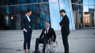Sakat işadamı tekerlekli sandalye ve iki pozitif görüşme onun Meslektaşlarımız vardır