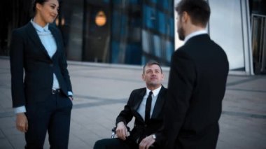 Adam sakat iş adamları tebrik ve şaka ile sakatlar