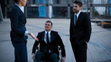 Girişimci tekerlekli sandalyeye mahkum devre dışı, ama çok mutlu meslektaşları ile görüşmesinde geçersiz