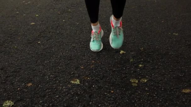 Baskets femme running boots dans la route du parc — Video