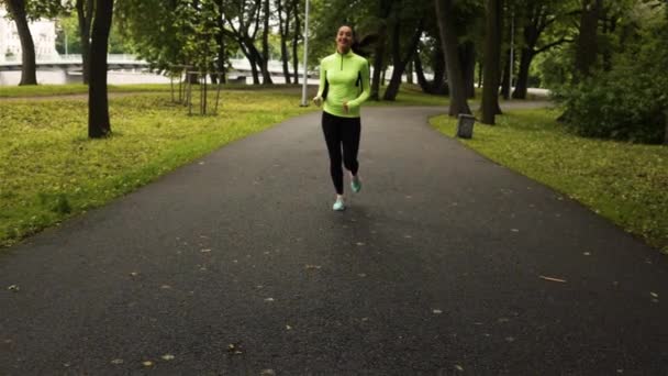 屋外で運動公園で走っているスポーツ女性. — ストック動画